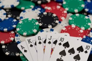 Tại sao poker lại thu hút được nhiều người chơi đến vậy